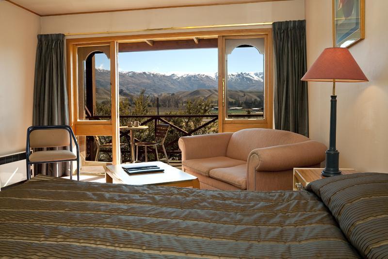 The Harvest Hotel Cromwell Bagian luar foto