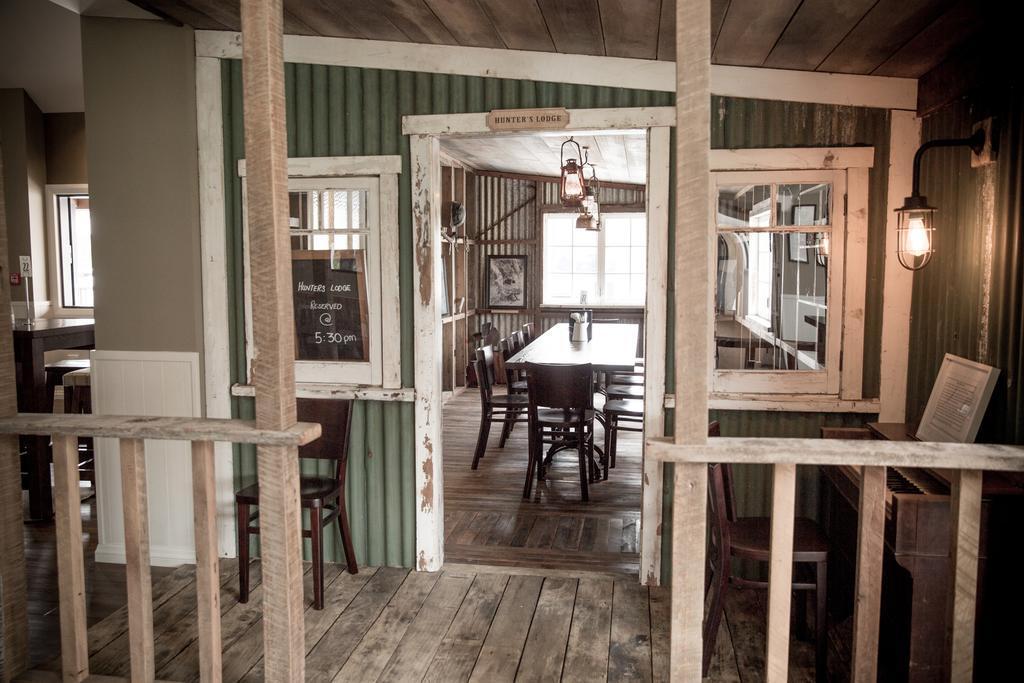 The Harvest Hotel Cromwell Bagian luar foto