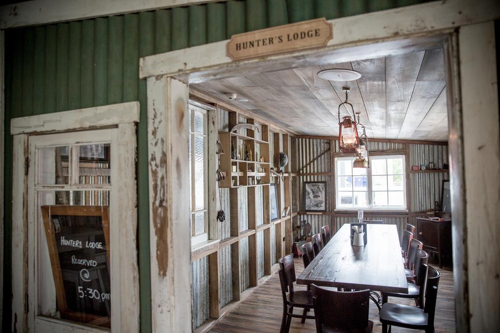 The Harvest Hotel Cromwell Bagian luar foto