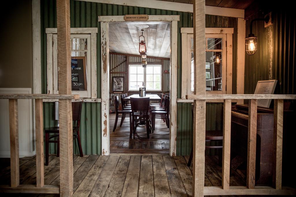 The Harvest Hotel Cromwell Bagian luar foto