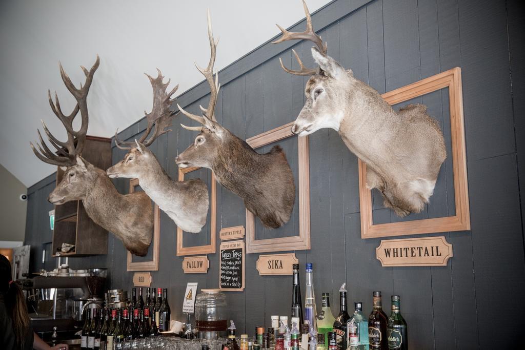 The Harvest Hotel Cromwell Bagian luar foto
