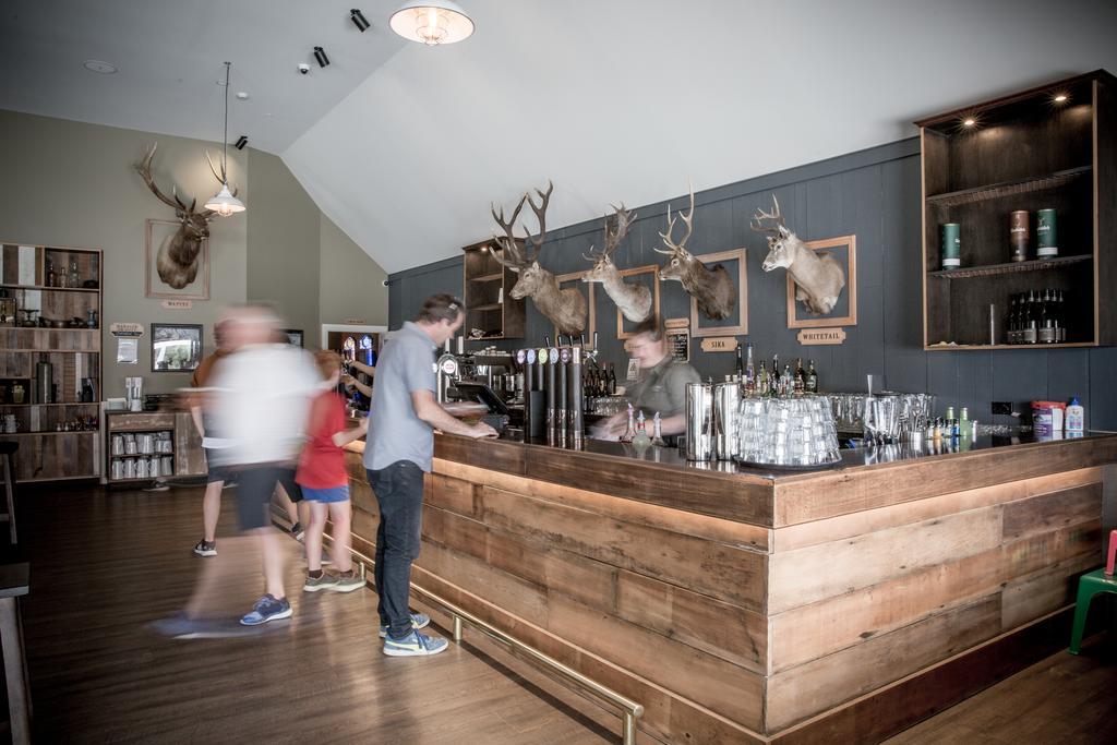 The Harvest Hotel Cromwell Bagian luar foto