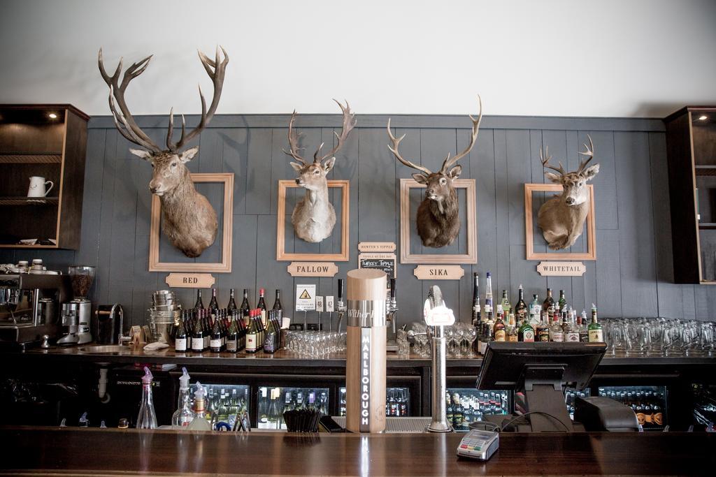 The Harvest Hotel Cromwell Bagian luar foto