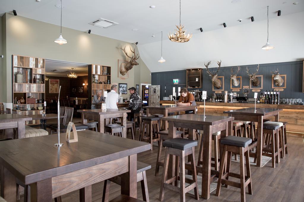 The Harvest Hotel Cromwell Bagian luar foto