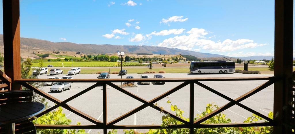The Harvest Hotel Cromwell Bagian luar foto