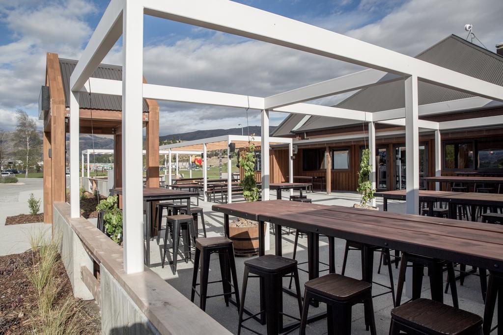 The Harvest Hotel Cromwell Bagian luar foto