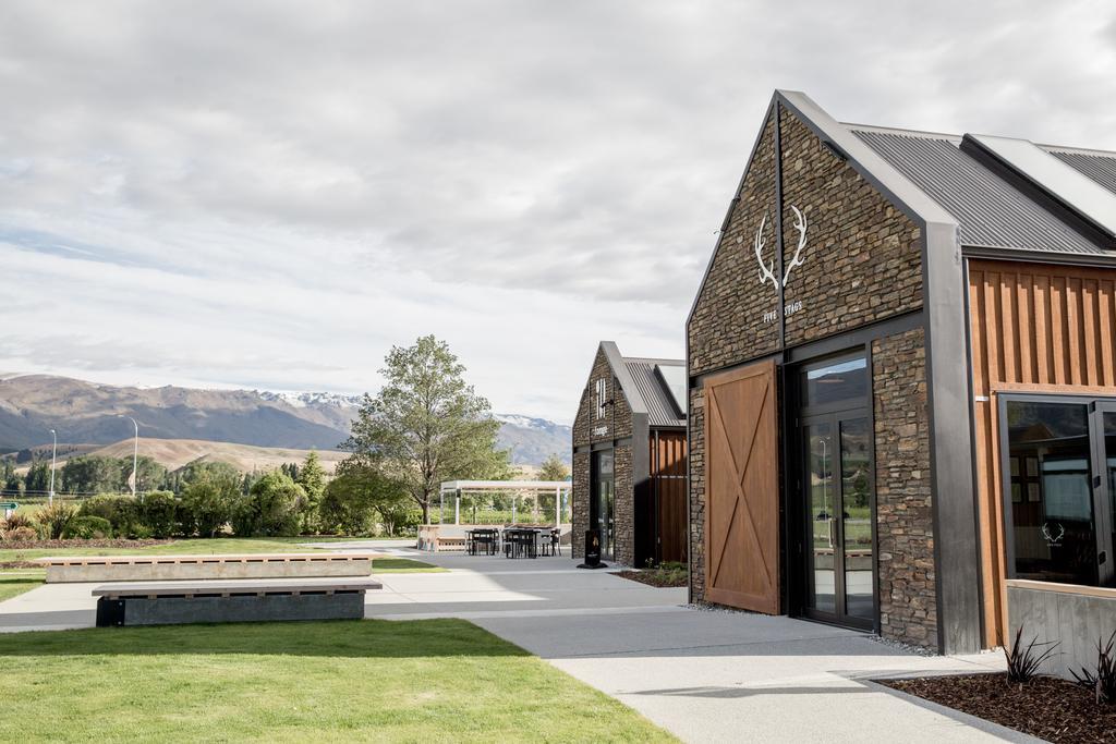 The Harvest Hotel Cromwell Bagian luar foto