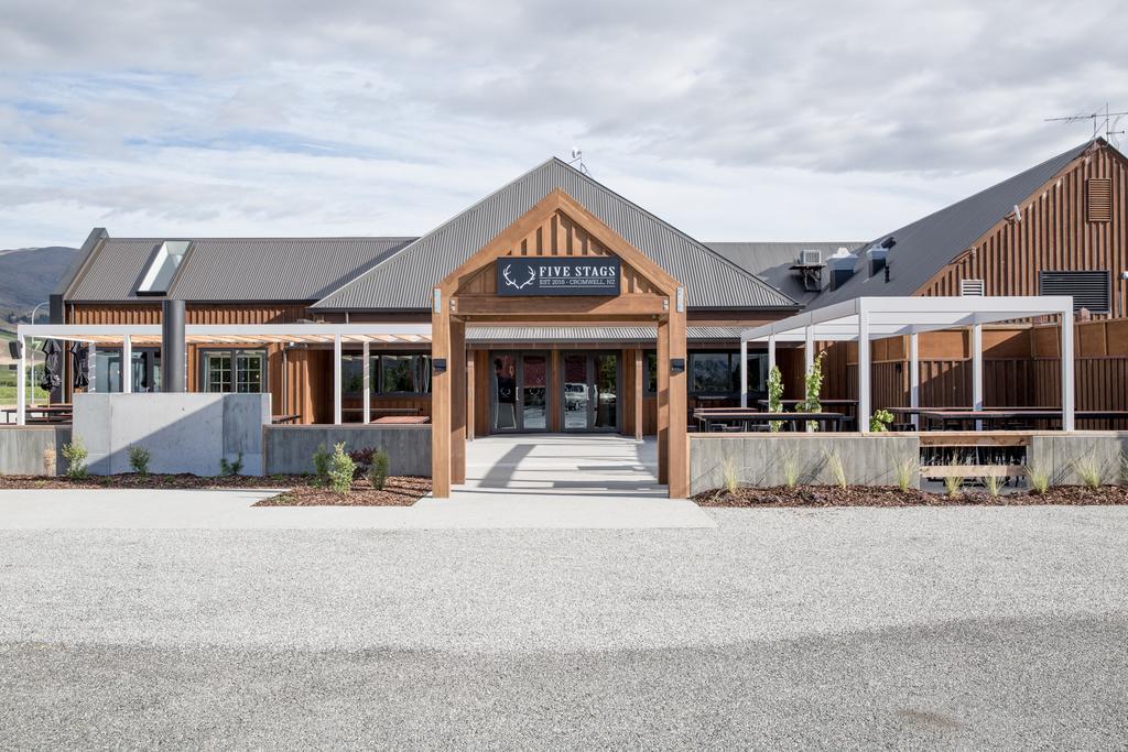 The Harvest Hotel Cromwell Bagian luar foto