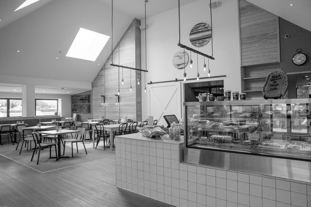 The Harvest Hotel Cromwell Bagian luar foto
