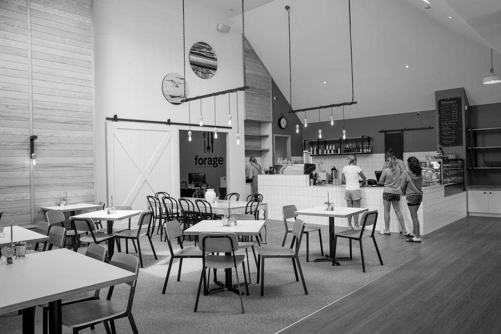 The Harvest Hotel Cromwell Bagian luar foto