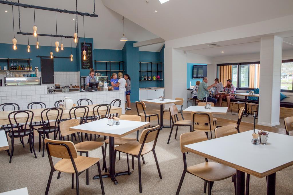 The Harvest Hotel Cromwell Bagian luar foto