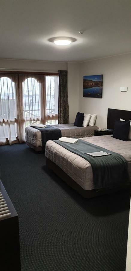 The Harvest Hotel Cromwell Bagian luar foto